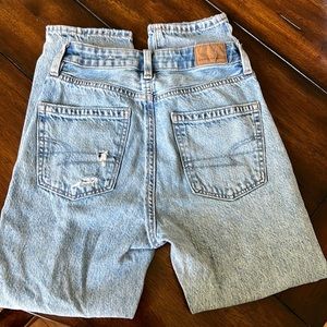 000 American Eagle Mom Straight Jeans. Fits like 00!